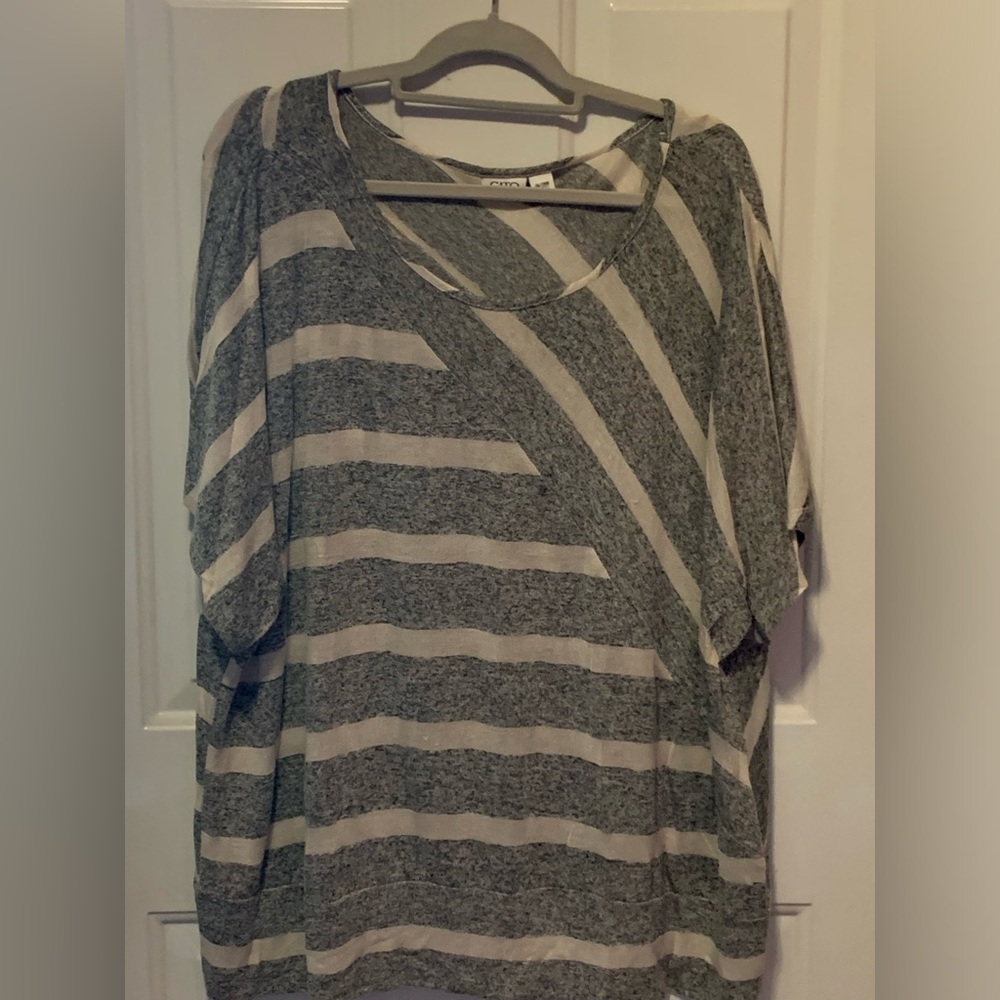 Women’s grey and cream short sleeve plus size top 26/28W